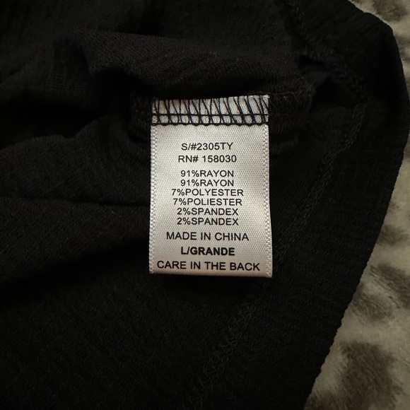 Love Tree V-Neck Button Waffle Top in Black Size Large - Picture 12 of 17